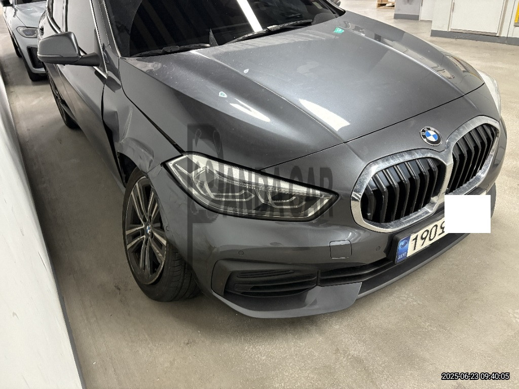 2022 BMW 120i, photograph 2