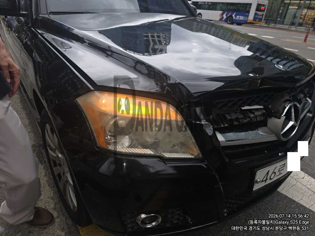 2010 Mercedes-Benz GLK350 4MATIC, photograph 3