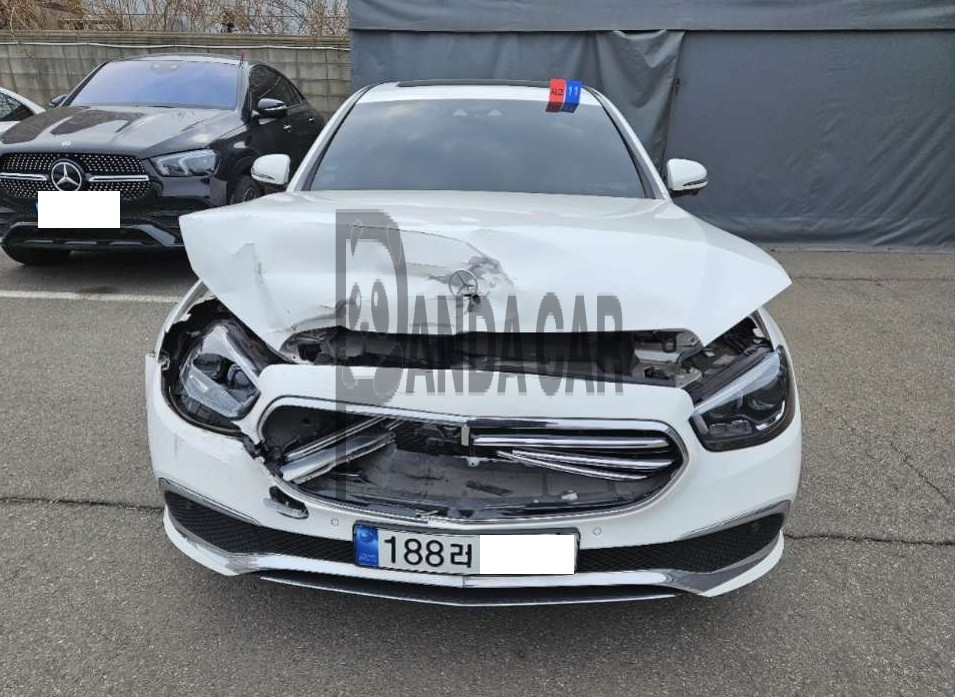 2022 Mercedes-Benz E250, photograph 1