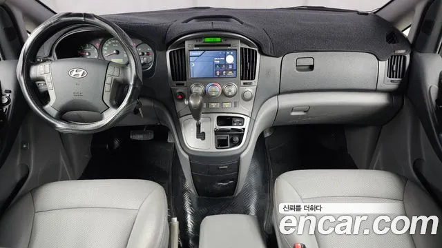 2013 Hyundai Starex 5-Seater VAN, photograph 3
