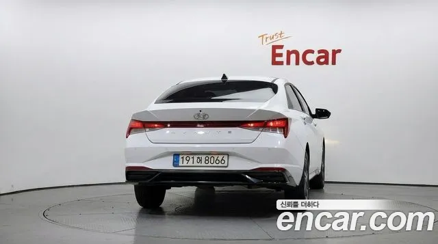 Hyundai AVANTE 1.6 — photo 1 of 20