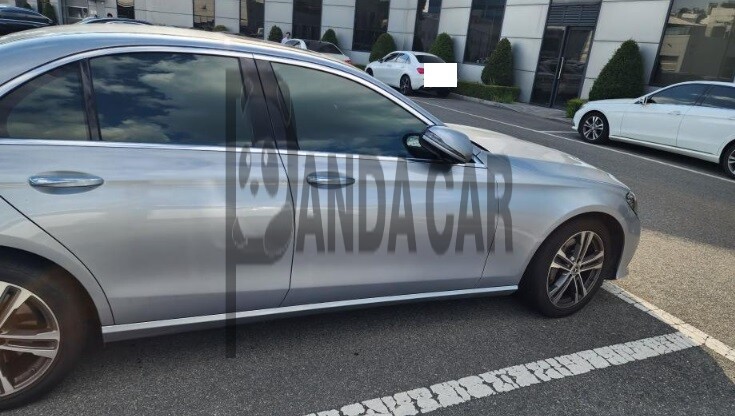 2022 Mercedes-Benz E350 4MATIC, photograph 3