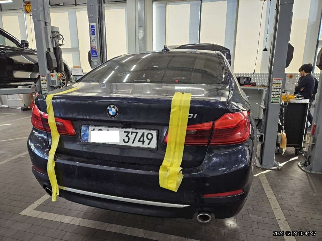 2020 BMW 520i Luxury, photograph 1