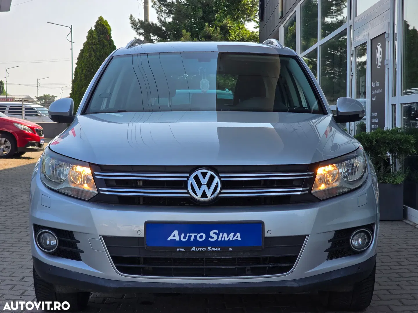 2014 Volkswagen Tiguan 2.0 TDI DPF 4Motion BlueMotion Technology DSG Sport & Style, photograph 3