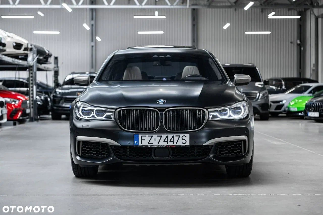 2018 BMW Seria 7 M760Li xDrive, photograph 2