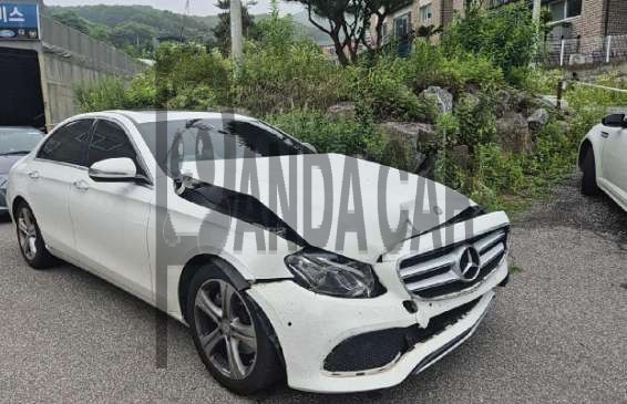 2017 Mercedes-Benz E200, photograph 5