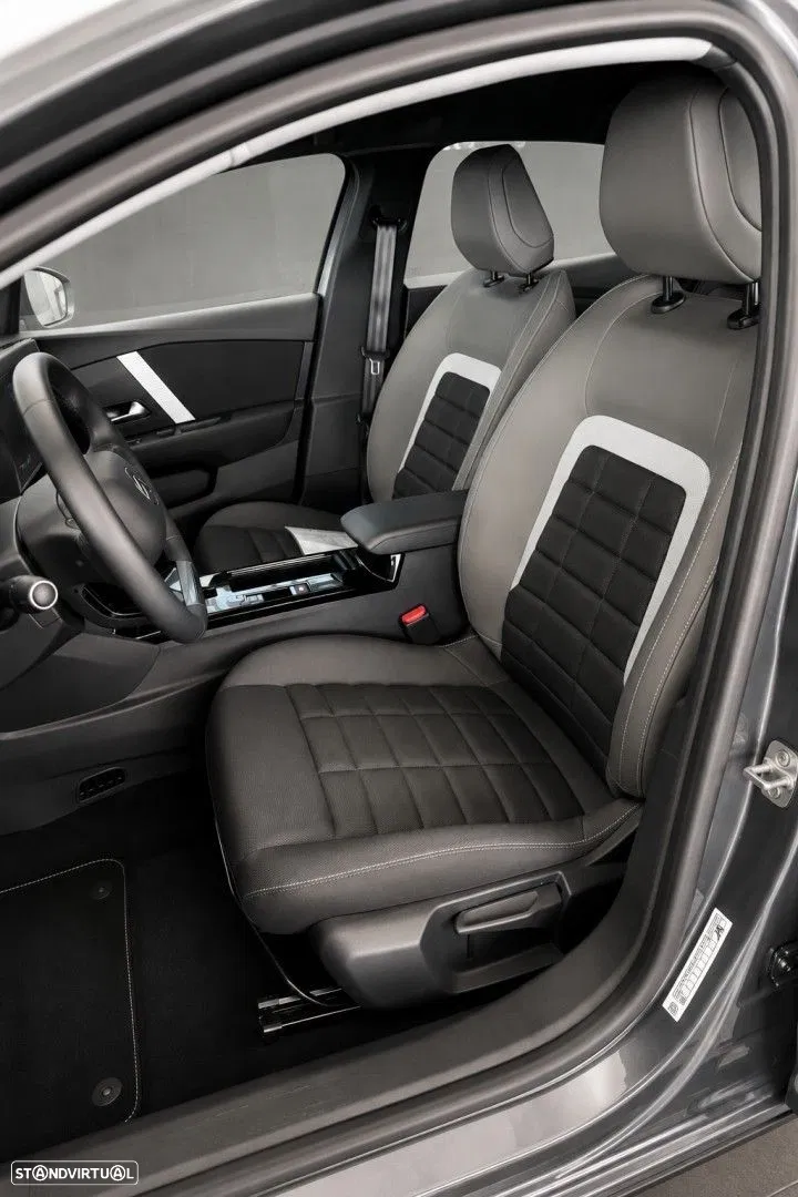 2025 Citroën e-C4 136 PLUS, photograph 6