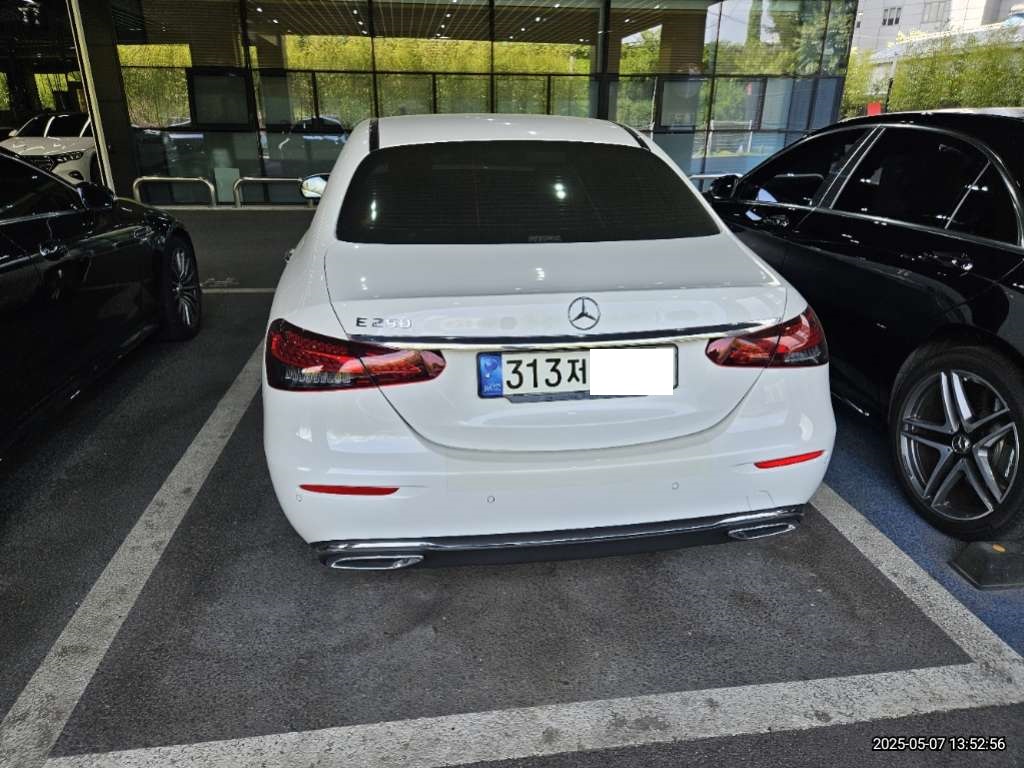 2021 Mercedes-Benz E250, photograph 1