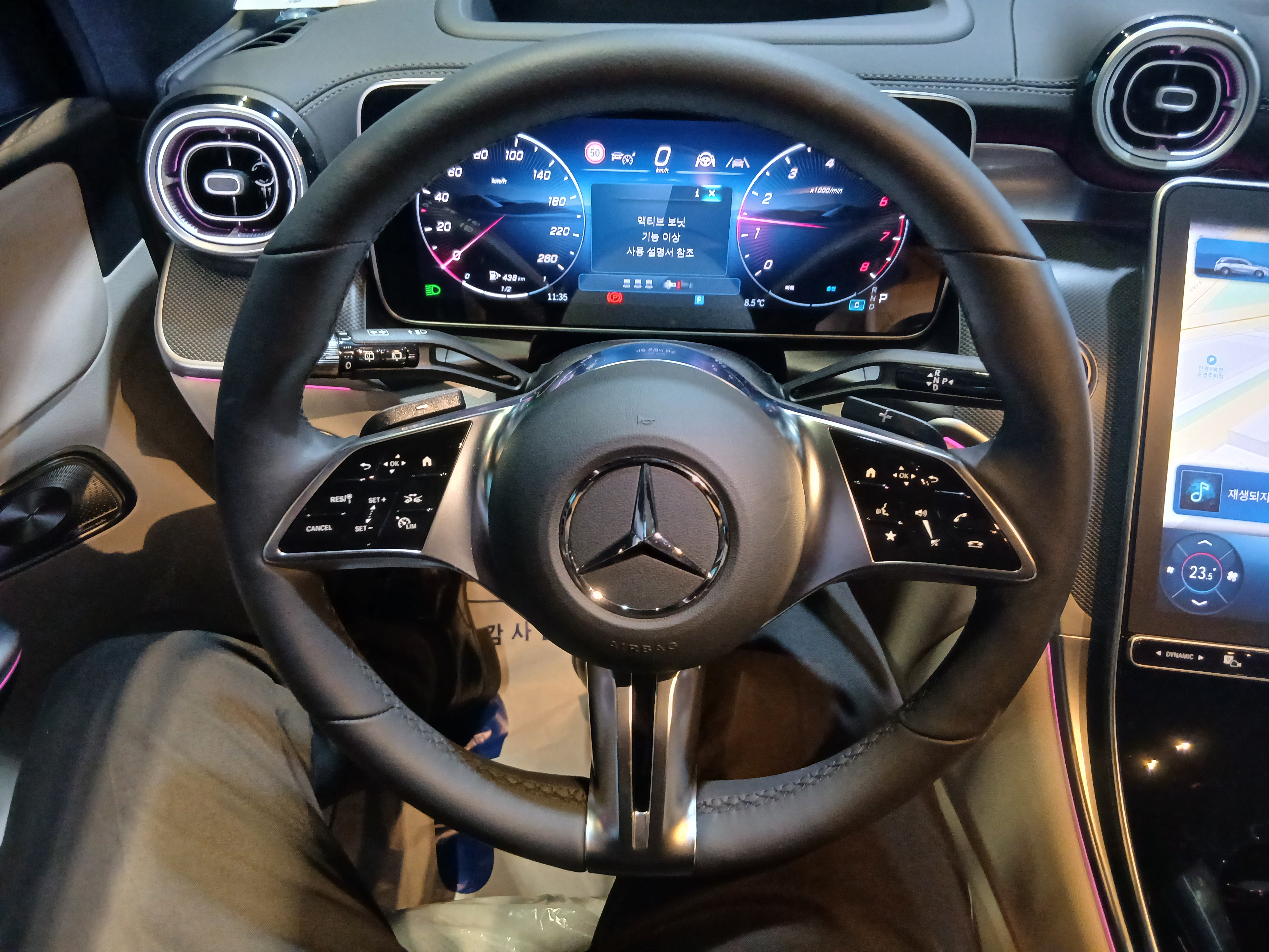 2025 Mercedes-Benz GLC300 4MATIC, photograph 3