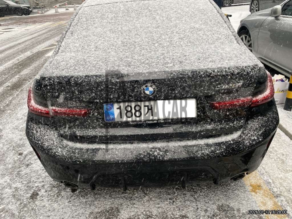 2025 BMW 320i, photograph 2