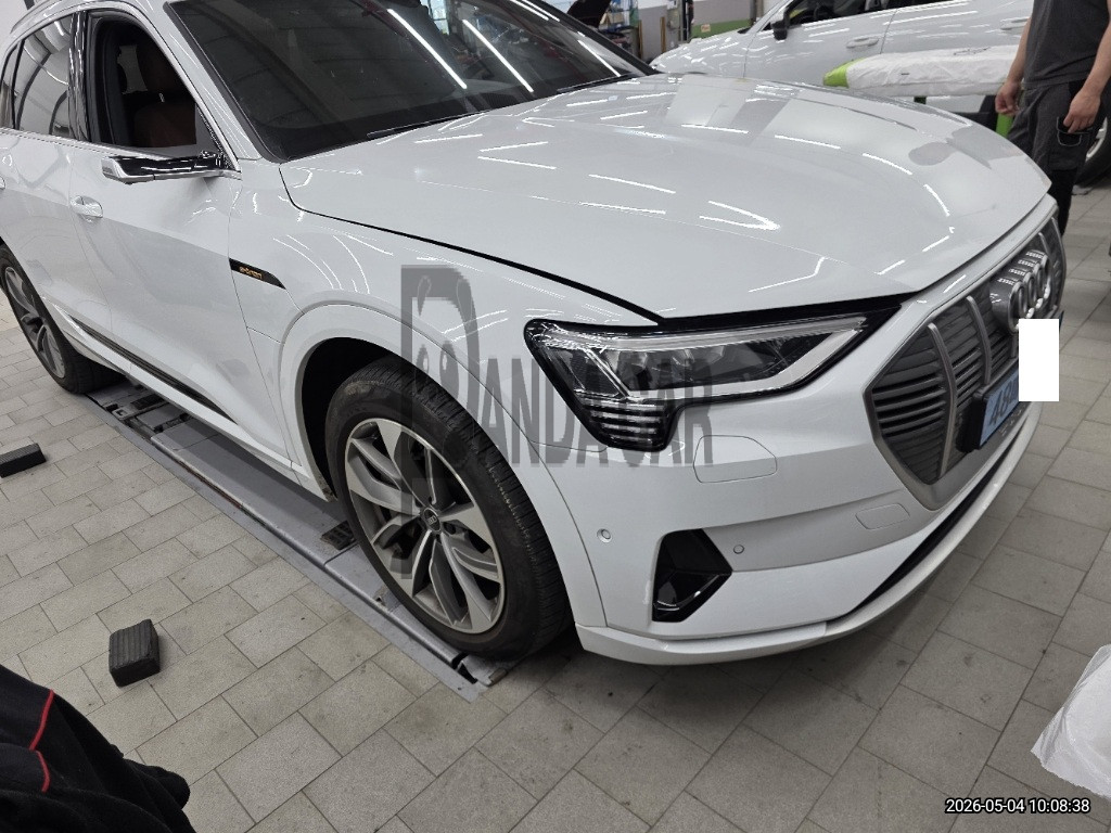 2021 Audi e-tron 55 quattro, photograph 4