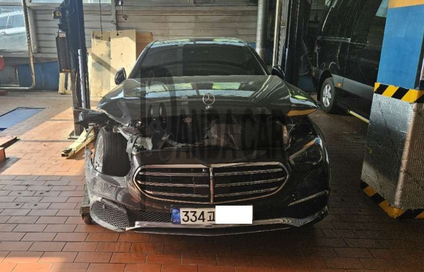 2022 Mercedes-Benz E250, photograph 1