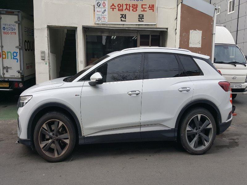 2022 Audi Q4 e-tron 40, photograph 3