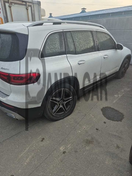 2021 Mercedes-Benz GLB250 4MATIC, photograph 2