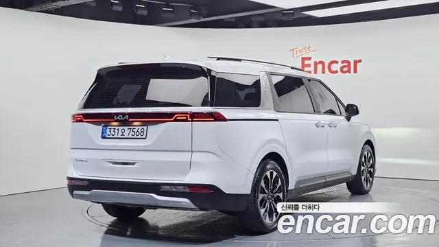 Kia Canival Diesel 9-Seater Prestige — photo 1 of 20