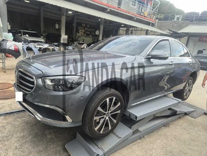 2021 Mercedes-Benz E300 e 4MATIC, photograph 5