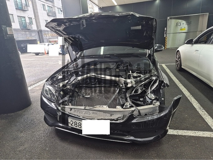 2019 Mercedes-Benz E300, photograph 3