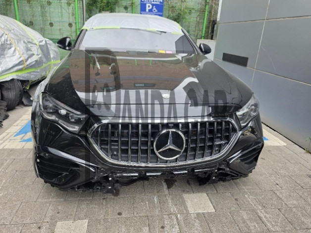 2026 Mercedes-Benz MercedesAMG E 53 Hybrid 4MATIC+, photograph 1