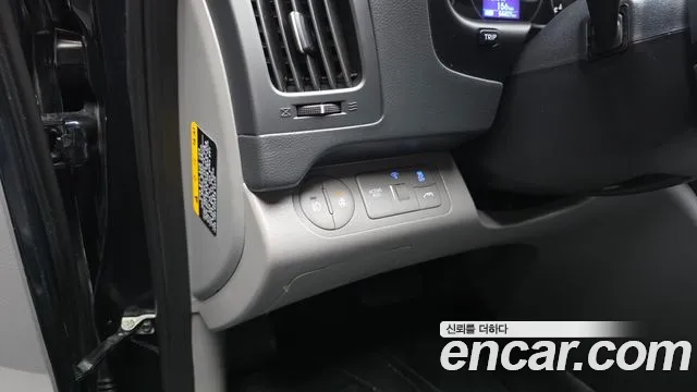 Hyundai Starex Van 5-Seater — photo 1 of 30
