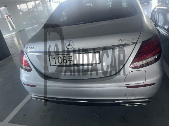 2020 Mercedes-Benz E300 e 4MATIC, photograph 4