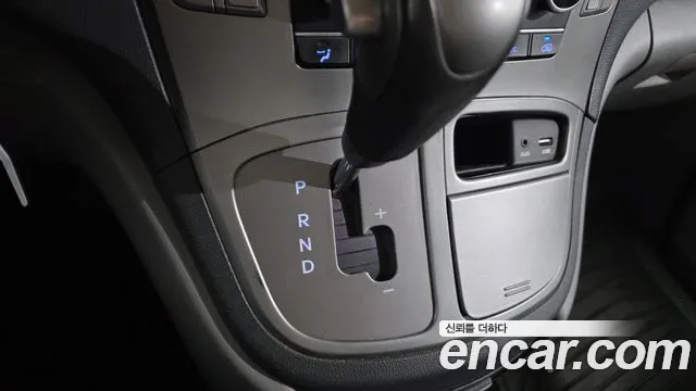 2021 Hyundai Starex Van 3-Seater, photograph 2