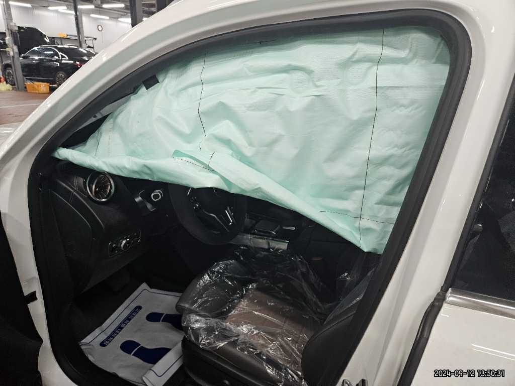 2023 Mercedes-Benz EQB300 4MATIC, photograph 4