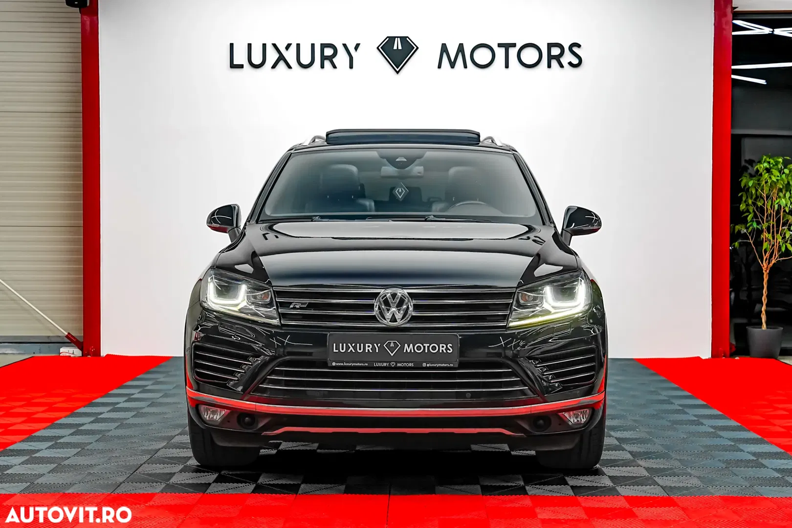 2016 Volkswagen Touareg 3.0 V6 TDI SCR Blue Motion DPF Automatik Executive Edition, photograph 3