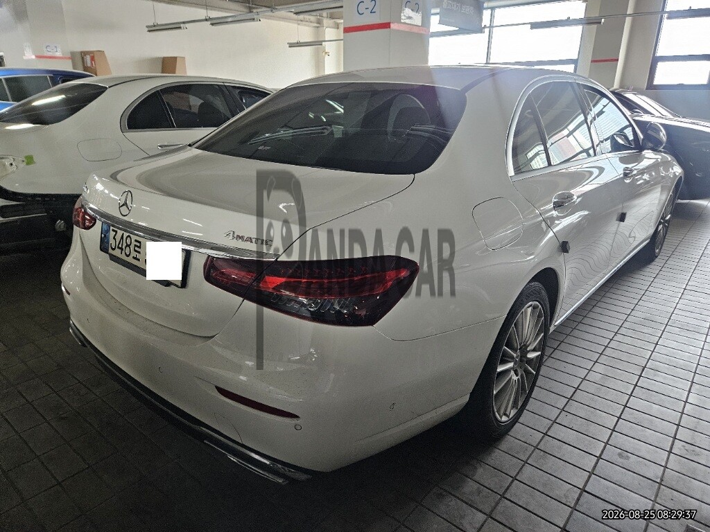 2022 Mercedes-Benz E220 d 4MATIC, photograph 2