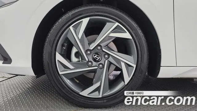 Hyundai AVANTE 1.6 — photo 1 of 32