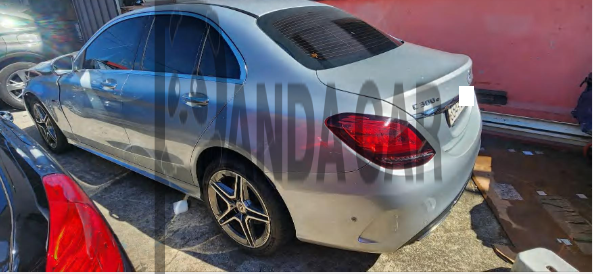 2020 Mercedes-Benz C300 e 4MATIC, photograph 3