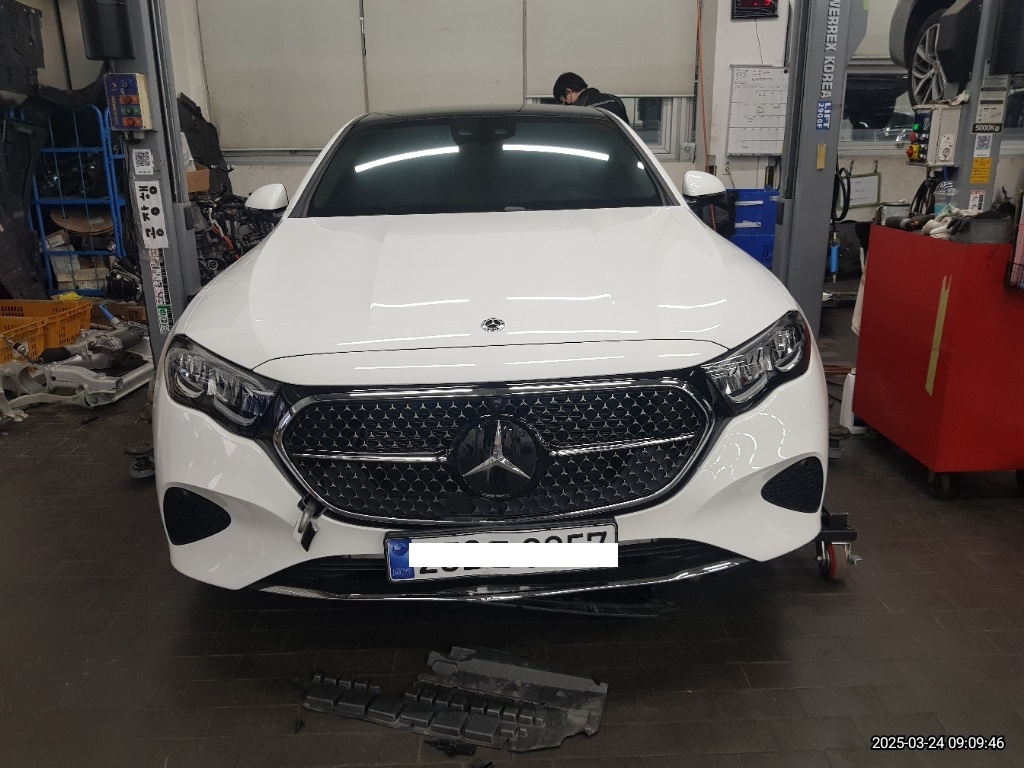2025 Mercedes-Benz E 200, photograph 1