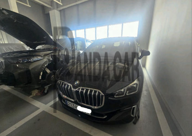2025 BMW 220i Active Tourer, photograph 1