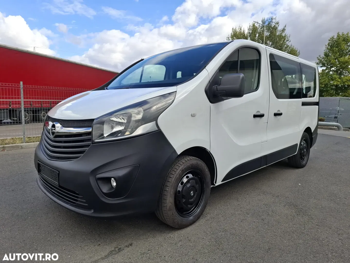 2017 Opel Vivaro L1H1 S&S Tourer, photograph 1