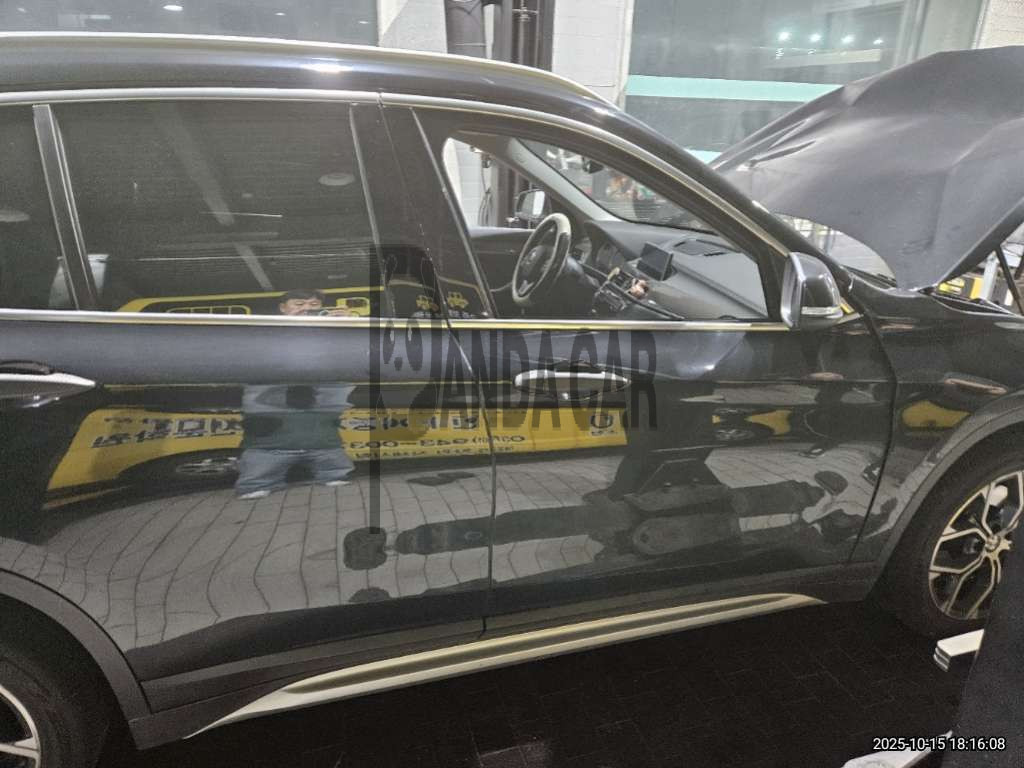 2021 BMW X1 xDrive20i, photograph 4