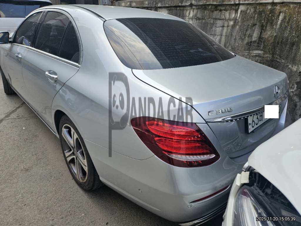 2018 Mercedes-Benz E300 4Matic, photograph 3