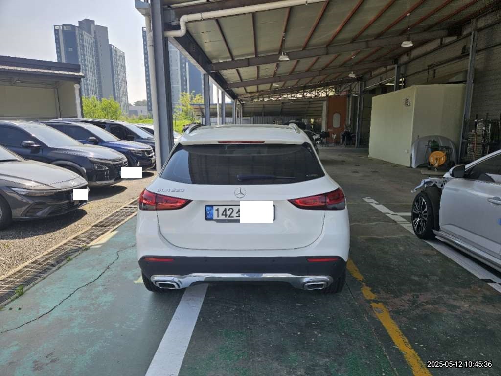2021 Mercedes-Benz GLA220, photograph 1