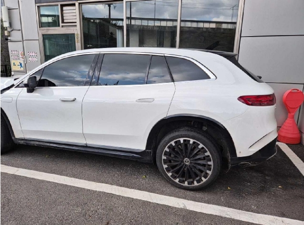 2023 Mercedes-Benz EQS580 4MATIC SUV, photograph 8