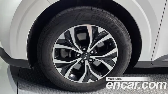 Kia Canival Gasoline 9-Seater Prestige — photo 1 of 35