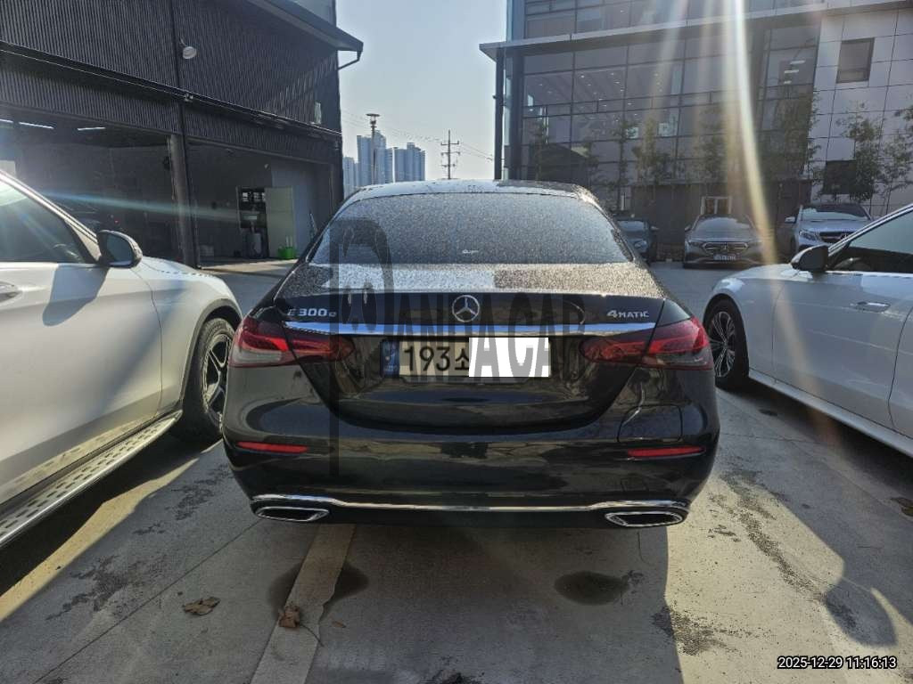 2021 Mercedes-Benz E300 e 4MATIC, photograph 8