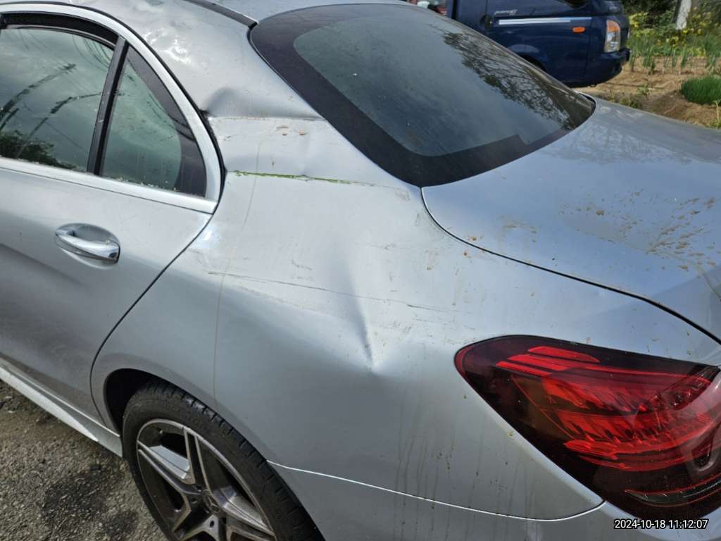 2021 Mercedes-Benz C200, photograph 3