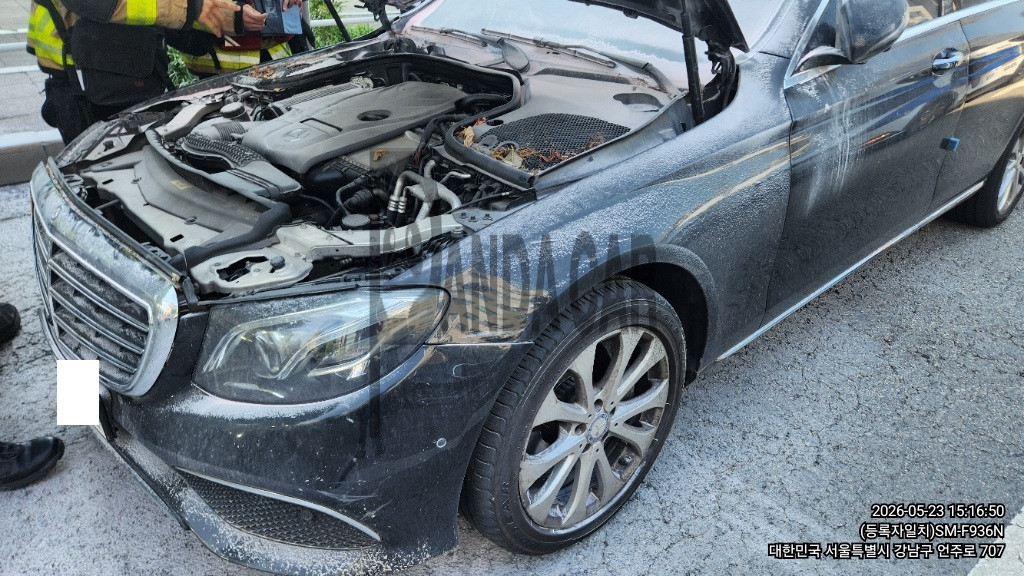 2017 Mercedes-Benz E300 4Matic, photograph 2
