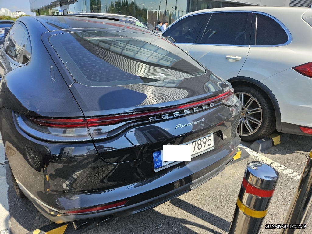 2023 Porsche Panamera 4 Executive, photograph 3