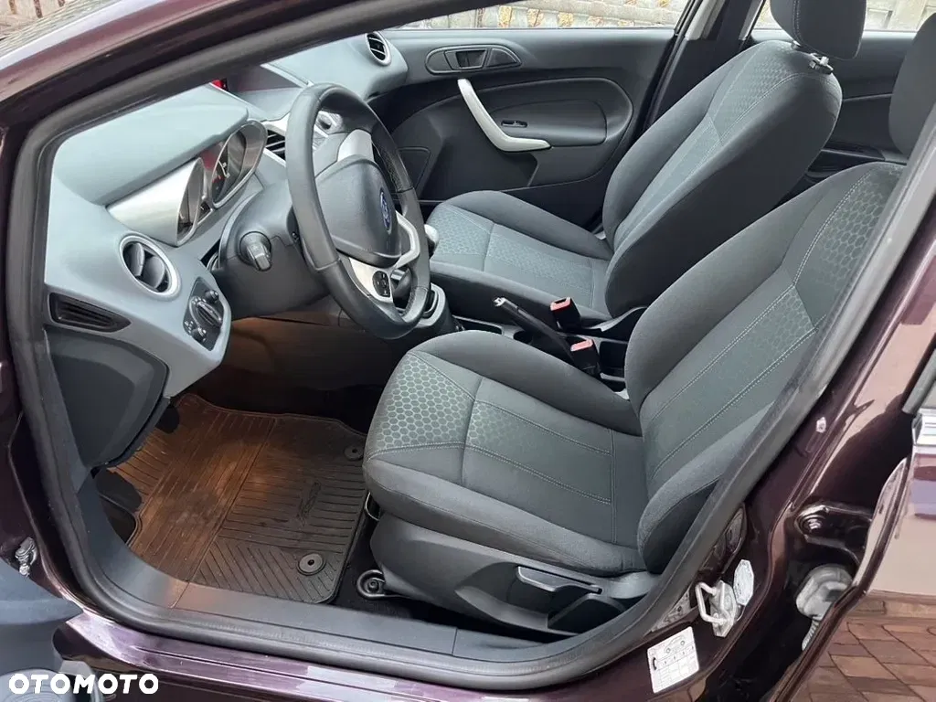 2010 Ford Fiesta, photograph 7