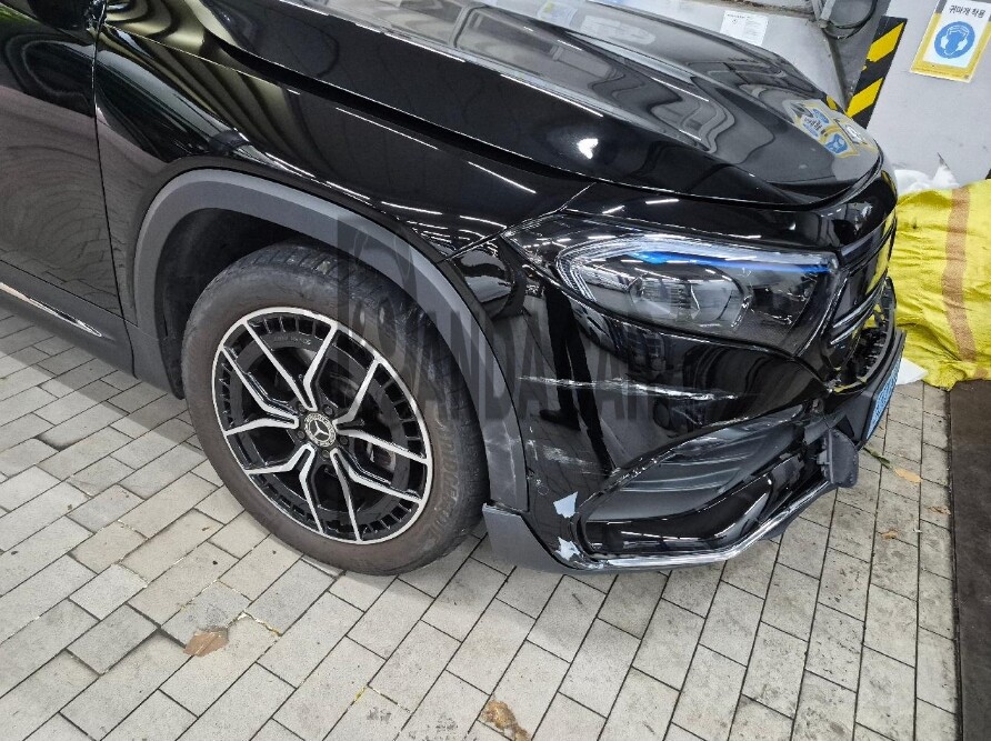 2023 Mercedes-Benz EQB300 4MATIC, photograph 3