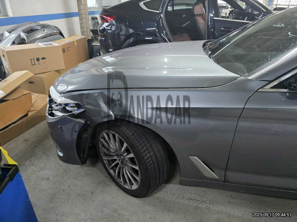 2020 BMW 520i Luxury, photograph 4
