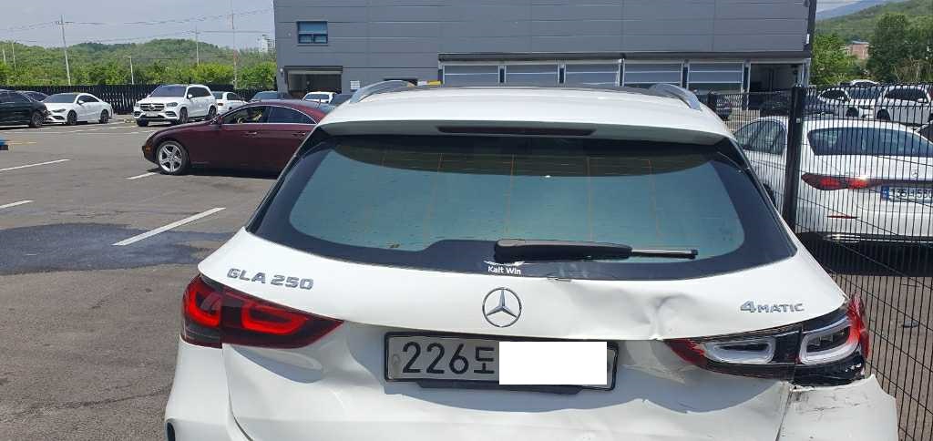 2022 Mercedes-Benz GLA250 4MATIC, photograph 2
