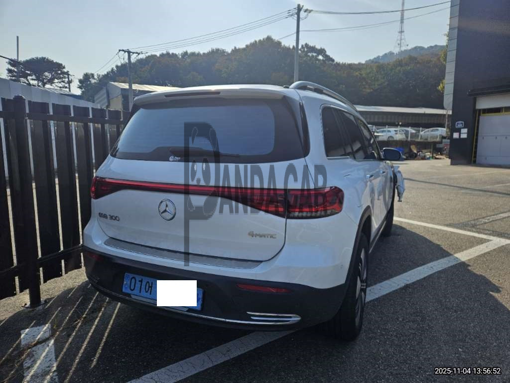2024 Mercedes-Benz EQB300 4MATIC, photograph 5