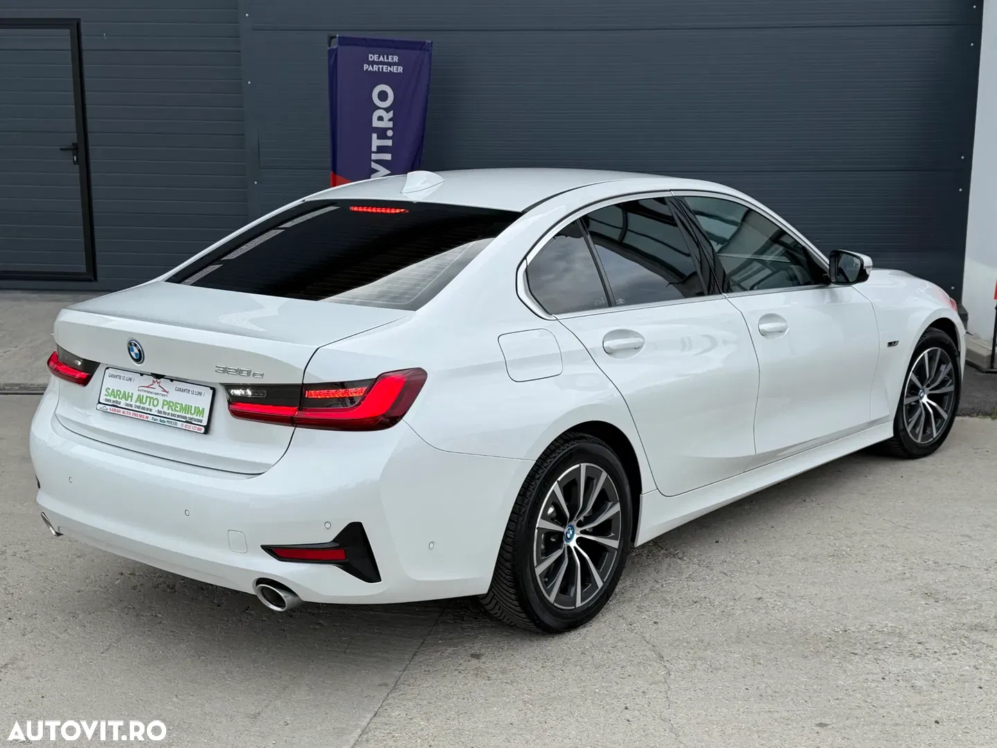 2022 BMW Seria 3, photograph 12