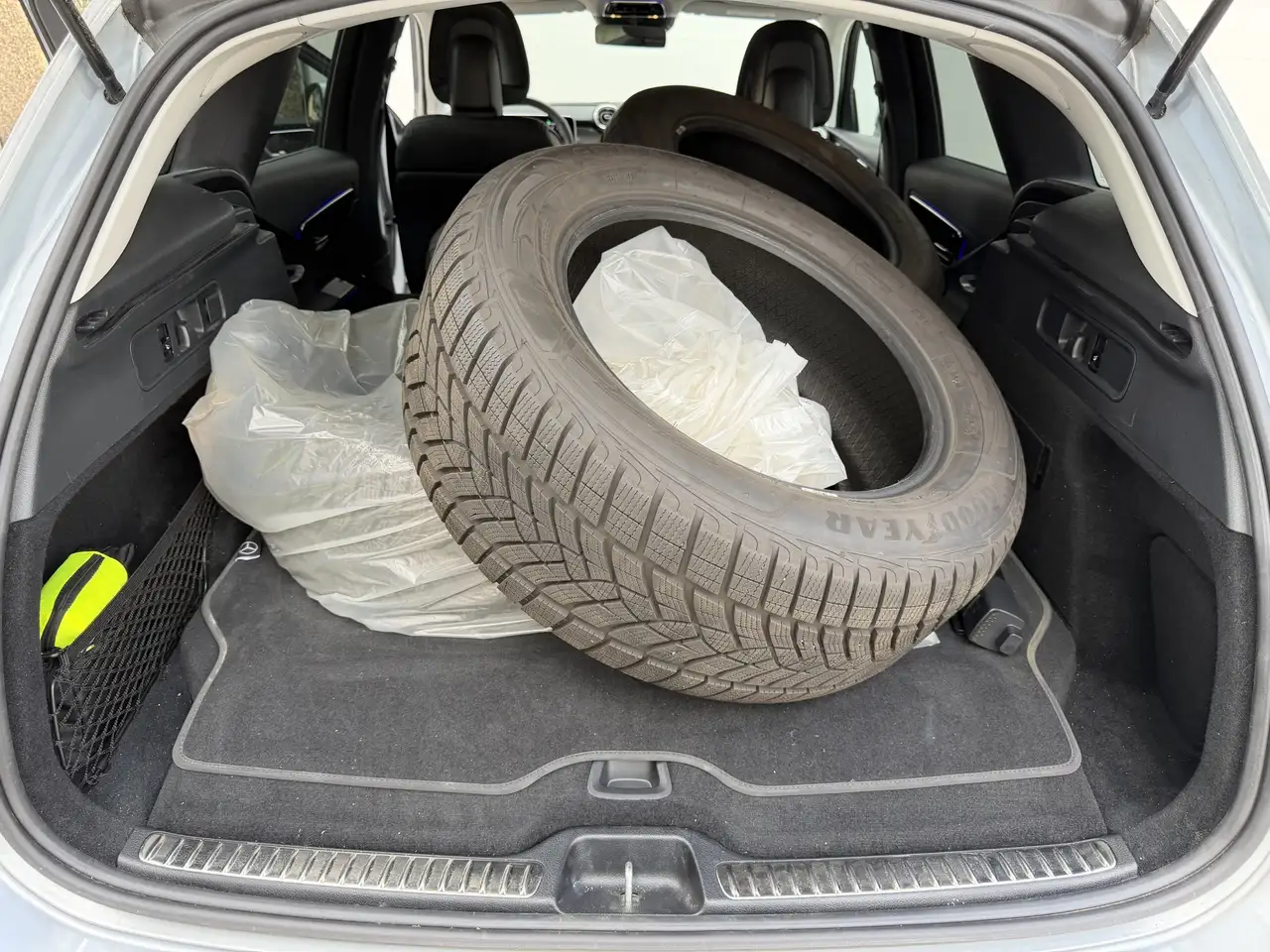 2025 Mercedes-Benz GLC 300 de 4Matic 9G-TRONIC Edition Avantgarde, photograph 8