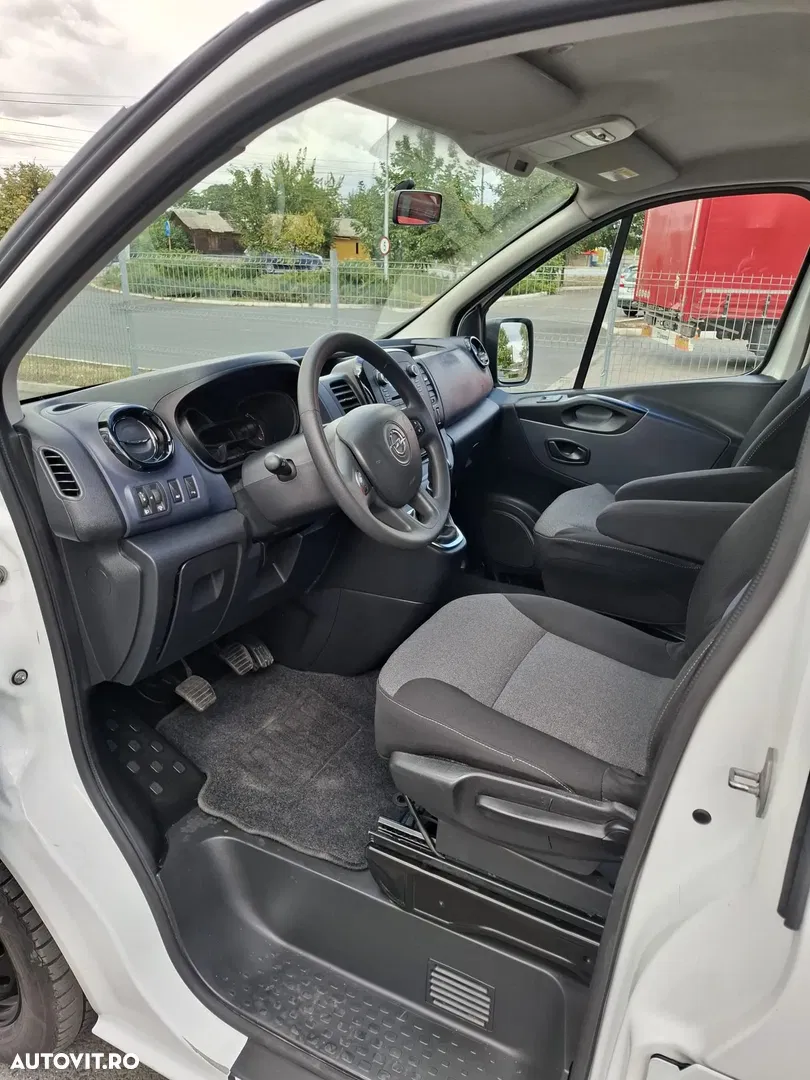 2017 Opel Vivaro L1H1 S&S Tourer, photograph 5